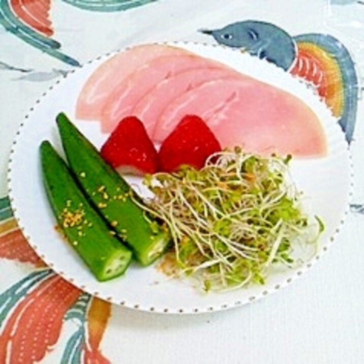 ブロッコリースプラウトといちごのサラダ